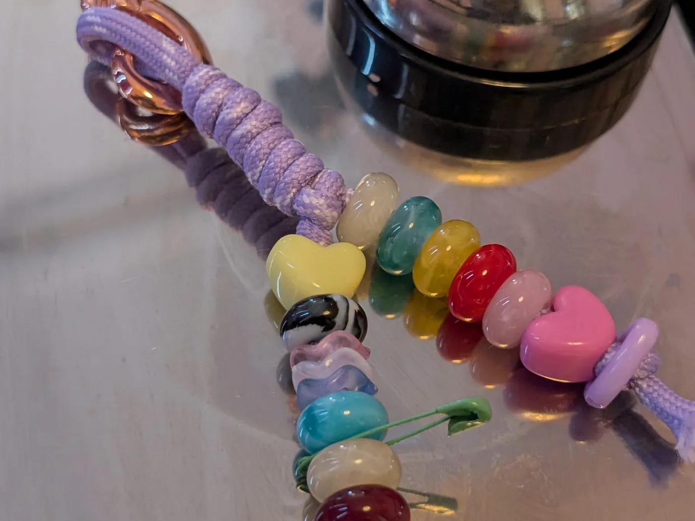 Zelfgemaakte kralen-keychain van The Charm Bar